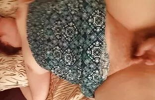 XXX Annie Aurora ლამაზი მაგიდაზე.